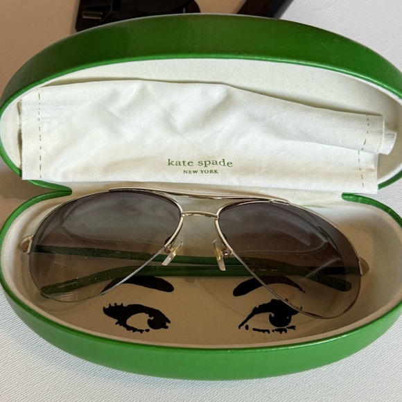 Kate Spade Green Sunglasses with case and cleaning towel 140 mark sctatched - Picture 15 of 15